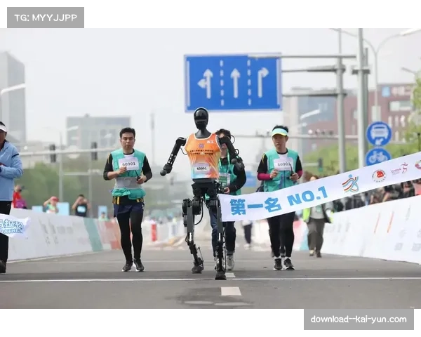 人形机器人参与本赛季马拉松 提供陪跑与安全监护保障赛事顺利进行